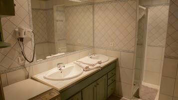 Een douche, gratis toiletartikelen, een haardroger