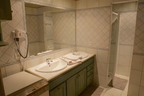 Douche, articles de toilette gratuits, sèche-cheveux