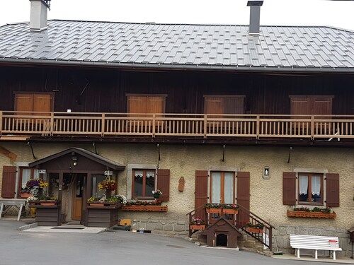 Gîte 'La Ferme du Mont Blanc': Mountain View, Private Terrace & Wi-Fi