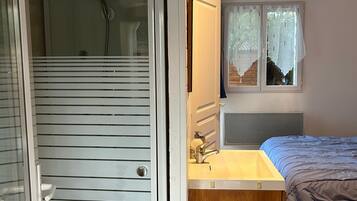 Een douche, handdoeken