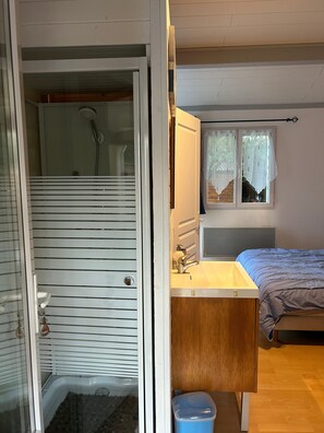 Een douche, handdoeken