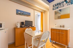 Interior - Bed and Breakfast 'La Berguerie' with Private Terrace and Wi-Fi (Dolus d'Oléron)