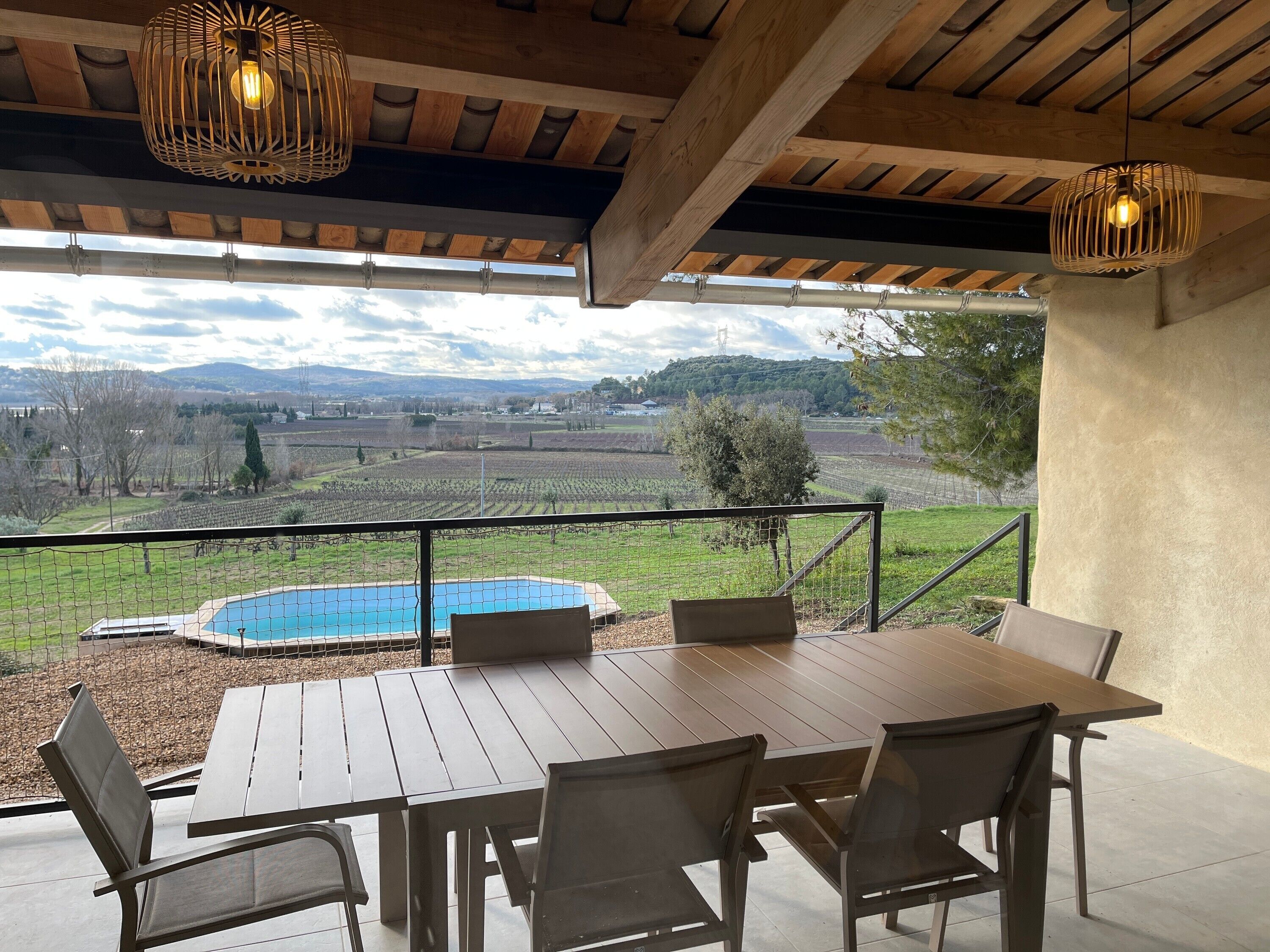 屋外ダイニングエリア