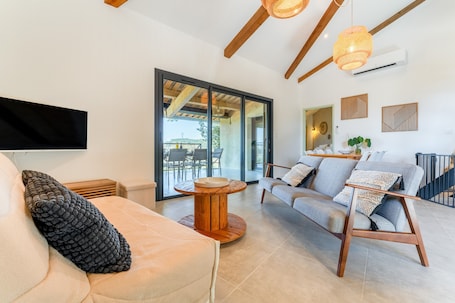 TV. Holiday Home - Les Gîtes De Figon - Private Pool, Wi-Fi, Air Conditioning