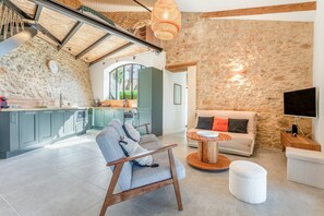 TV - Holiday Home - Les Gîtes De Figon - Private Pool, Wi-Fi, Air Conditioning (Laudun)