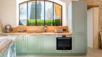 冰箱、微波炉、烤箱、炉灶