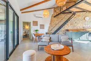 TV - Holiday Home - Les Gîtes De Figon - Private Pool, Wi-Fi, Air Conditioning (Laudun)