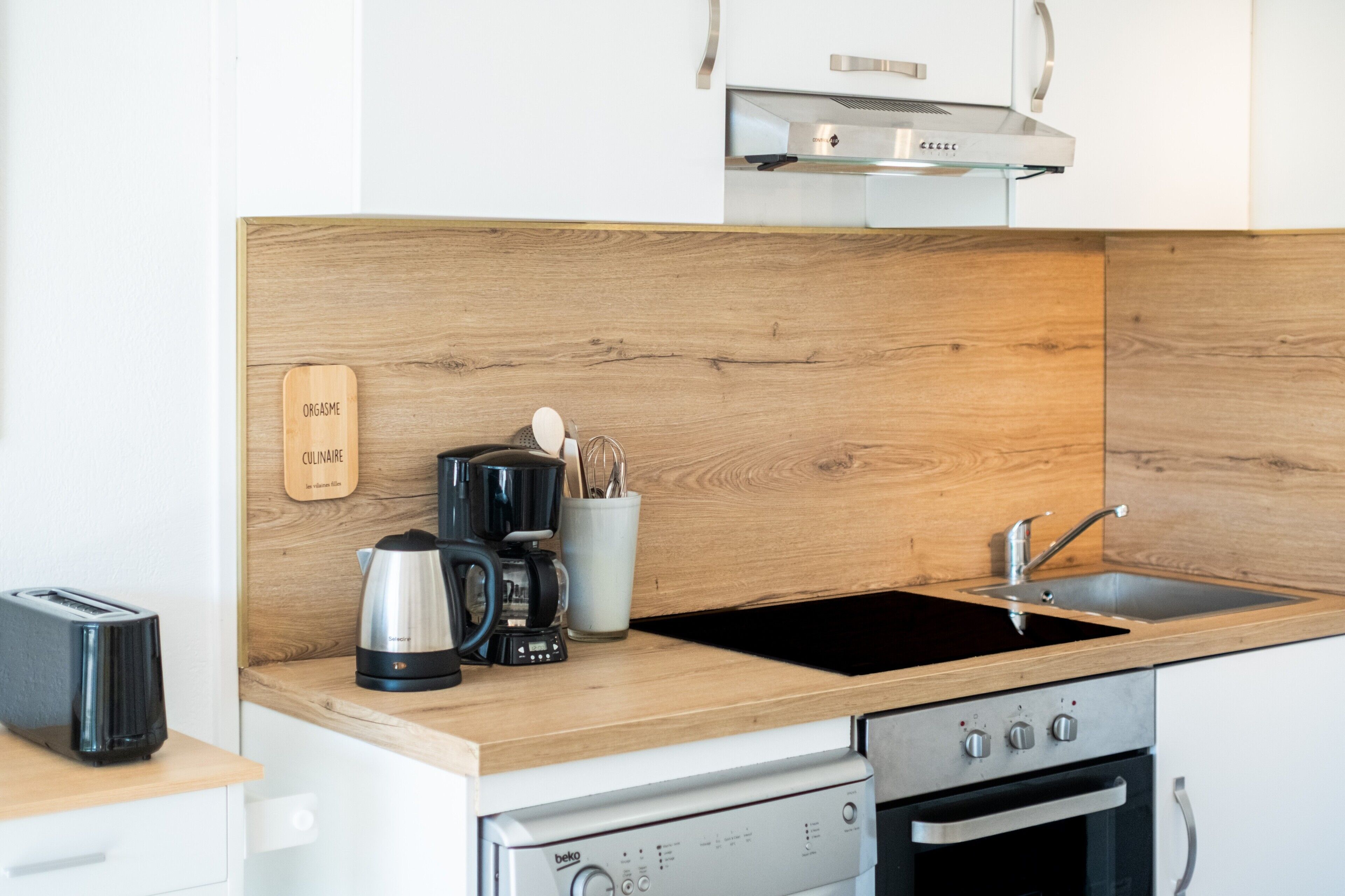 Kylskåp, mikrovågsugn, ugn och spishäll