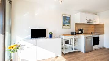 Réfrigérateur, micro-ondes, four, plaque de cuisson