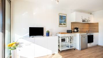 Een koelkast, een microgolfoven, een oven, een kookplaat