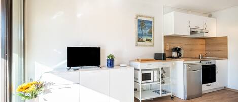 Kjøleskap, mikrobølgeovn, ovn og kokeplater