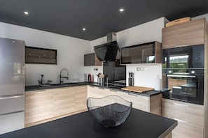 冰箱、微波炉、烤箱、炉灶