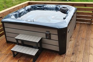 Outdoor spa tub - Gîte Perce Neige: Spa, Gym, Near Gérardmer and Ski Slopes (Gerbépal)