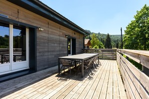 Outdoor dining - Gîte Perce Neige: Spa, Gym, Near Gérardmer and Ski Slopes (Gerbépal)