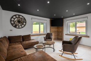 TV, DVD player - Gîte Perce Neige: Spa, Gym, Near Gérardmer and Ski Slopes (Gerbépal)