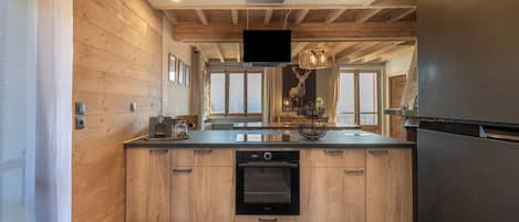 Refrigerador, microondas, horno, placa de cocina