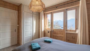 4 bedrooms, iron/ironing board, WiFi, bed sheets