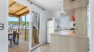 Wasserkocher mit Kaffee-/Teezubehör, Kühlschrank, Mikrowelle, Herdplatte