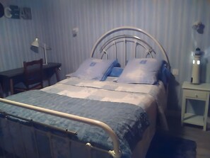 WiFi, bed sheets - Bed and Breakfast 'Chambres D'hôtes De Kersehen Verte' with Shared Garden, Balcony and Wi-Fi (Plouider)