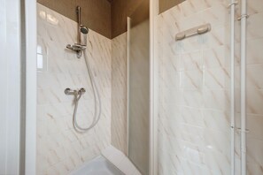 A bathroom with a shower, a toilet, and a glass-enclosed shower stall. - Bed and Breakfast 'Chambres D'hôtes De Kersehen Verte' with Shared Garden, Balcony and Wi-Fi (Plouider)