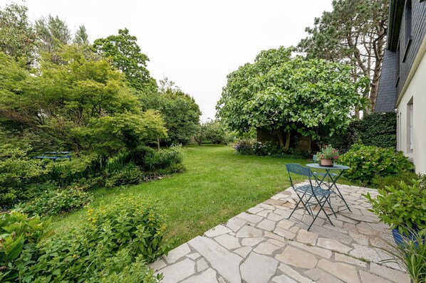 Outdoor dining - Bed and Breakfast 'Chambres D'hôtes De Kersehen Verte' with Shared Garden, Balcony and Wi-Fi (Plouider)