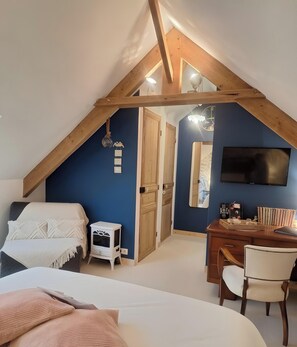 WiFi, bed sheets - Bed and Breakfast 'La P'tite Caudalie, Chambre D'hôtes' with Private Terrace, Shared Garden and Wi-Fi (Savenay)