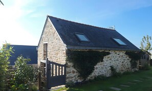 Property grounds - Bed and Breakfast 'La P'tite Caudalie, Chambre D'hôtes' with Private Terrace, Shared Garden and Wi-Fi (Savenay)