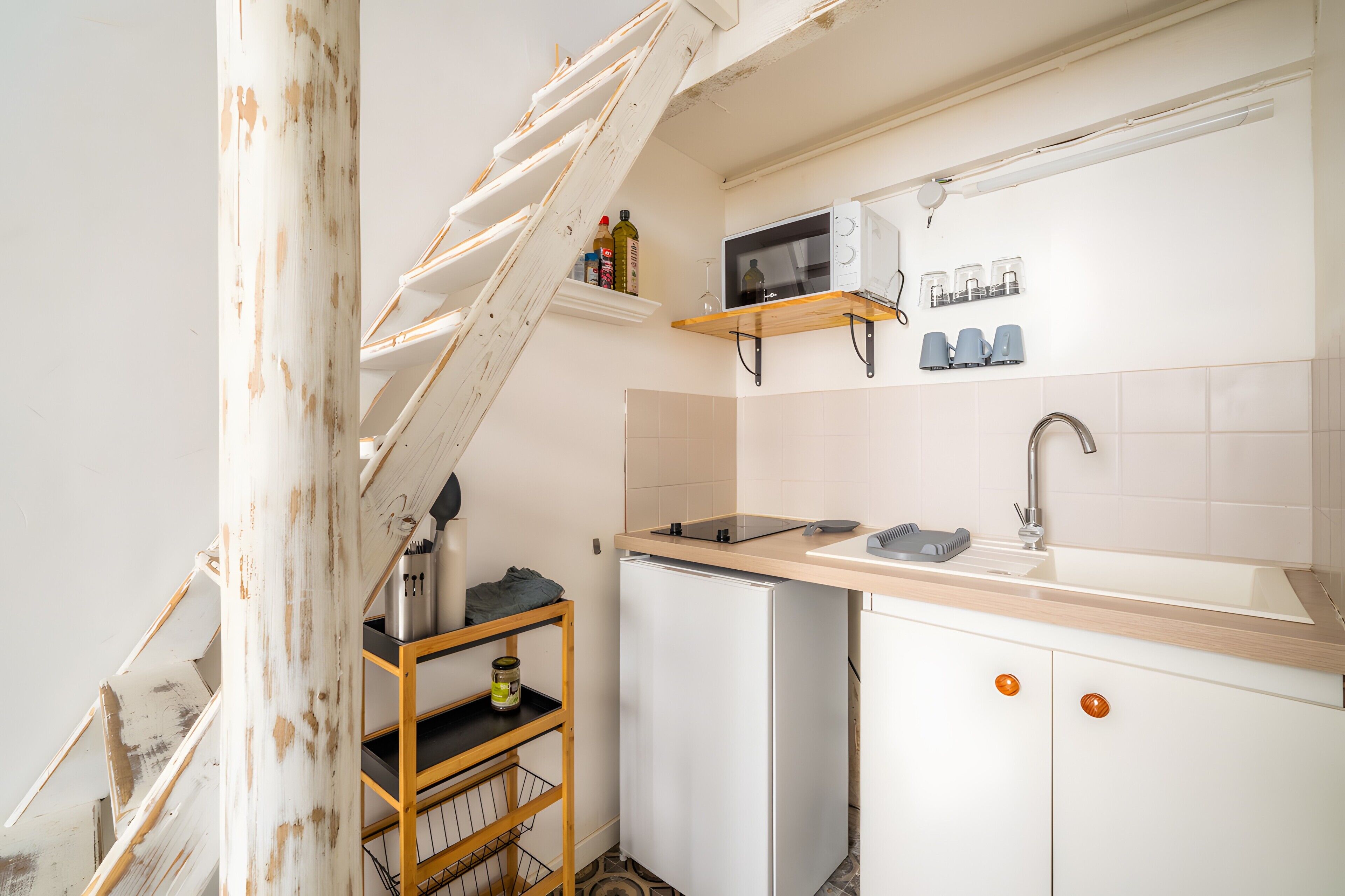 Kühlschrank, Mikrowelle, Herdplatte, Wasserkocher mit Kaffee-/Teezubehör