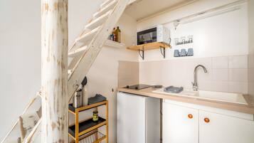 Kühlschrank, Mikrowelle, Herdplatte, Wasserkocher mit Kaffee-/Teezubehör