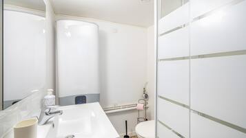 Shower, free toiletries, hair dryer, towels