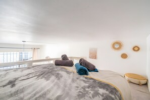 Tabla de planchar con plancha, wifi, ropa de cama