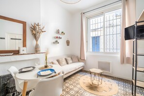 TV - Apartment 'Studio Cosy Au Centre De Ville - 2' with Wi-Fi (Beaucaire)