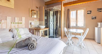 Chambre dâhĂŽtes « Les Enclouses » avec terrasse privĂ©e et Wi-Fi