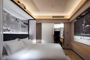 Habitación estándar doble, vistas a la ciudad | Caja fuerte, escritorio, espacio para trabajar con un portátil