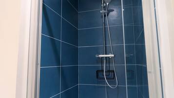 Douche, serviettes fournies