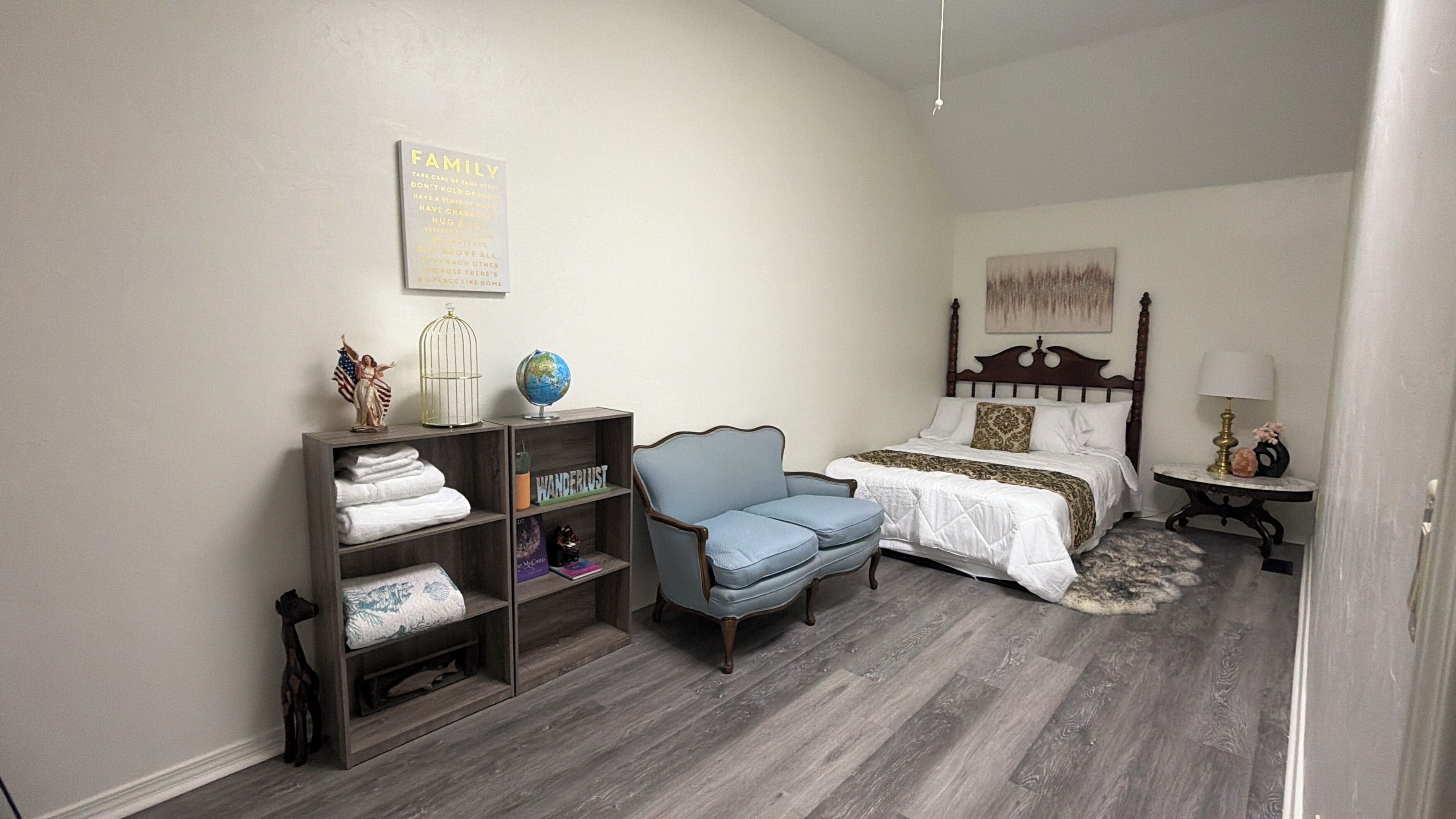 4 habitaciones, tabla de planchar con plancha y ropa de cama 
