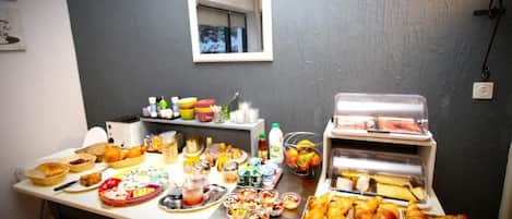 Free daily buffet breakfast