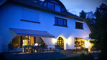 Vista frontal de la propiedad