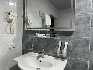 Standard Double Room, City View | Bathroom | Free toiletries, hair dryer, slippers, towels - Reikartz Grand Kokand (Kokand)