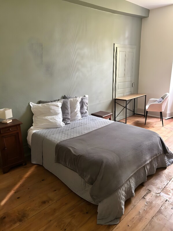 WiFi, bed sheets
