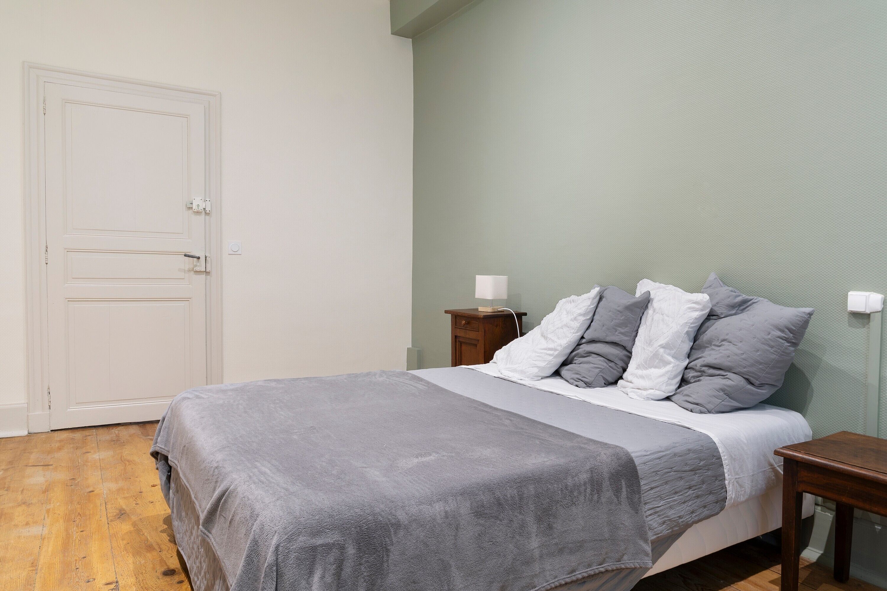 WiFi, bed sheets