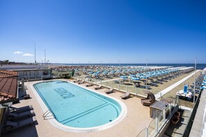 A heated pool - The apartment is modern, well-organized, and designed to provide comfort and functionality throughout your stay. The spaces are bright and spacious, with a layout that can comfortably accommodate up to six people.It features three bedrooms: two double be (Lido di Camaiore)