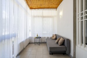TV - The apartment is modern, well-organized, and designed to provide comfort and functionality throughout your stay. The spaces are bright and spacious, with a layout that can comfortably accommodate up to six people.It features three bedrooms: two double be (Lido di Camaiore)