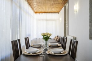 Dining - The apartment is modern, well-organized, and designed to provide comfort and functionality throughout your stay. The spaces are bright and spacious, with a layout that can comfortably accommodate up to six people.It features three bedrooms: two double be (Lido di Camaiore)