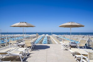 Outdoor dining - The apartment is modern, well-organized, and designed to provide comfort and functionality throughout your stay. The spaces are bright and spacious, with a layout that can comfortably accommodate up to six people.It features three bedrooms: two double be (Lido di Camaiore)