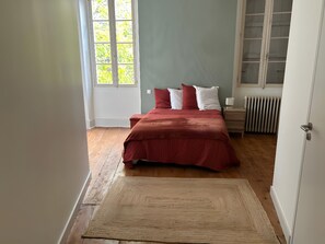 WiFi, bed sheets - Room "Room 6" with Shared Terrace, Communal Garden and Wi-Fi (Vic-en-Bigorre)