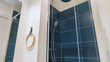 Douche, serviettes fournies