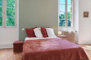 WiFi, bed sheets - Room "Room 6" with Shared Terrace, Communal Garden and Wi-Fi (Vic-en-Bigorre)