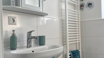 Dusche, Haartrockner, Handtücher