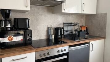 Kühlschrank, Mikrowelle, Ofen, Herdplatte